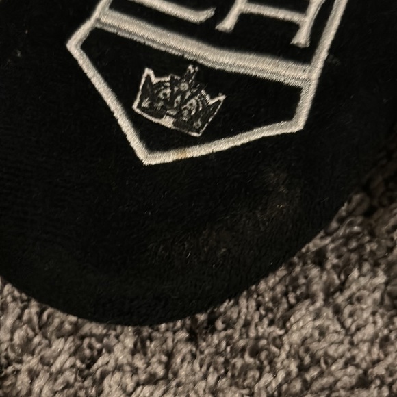 LA  Kings, blanket and slippers size xl - Picture 2 of 2